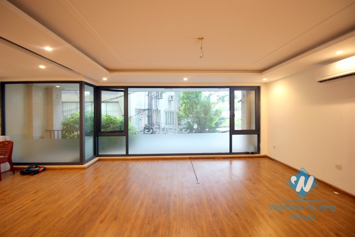 A spacious 3 bedroom apartment for rent in Xuan dieu, Tay ho
